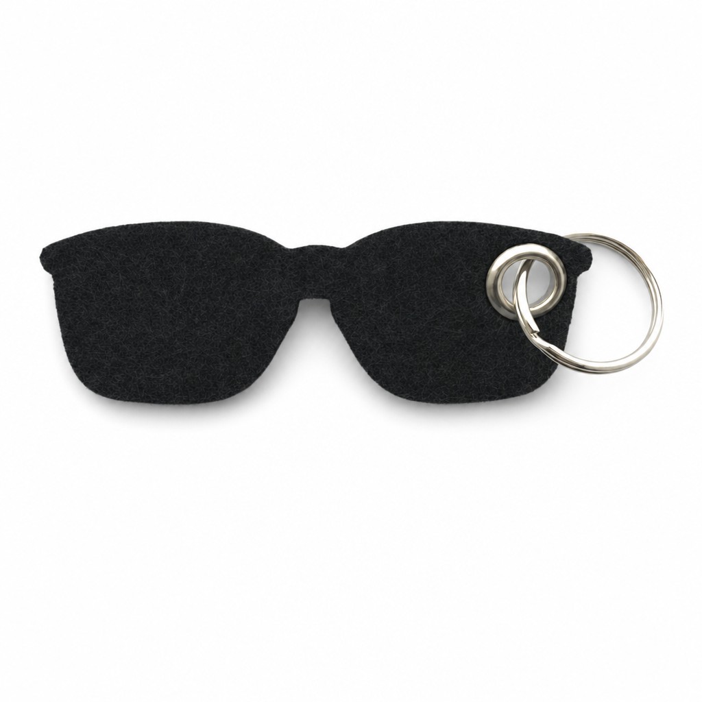 Filz-Schlüsselanhänger Brille in Schwarz mit Metallöse und Schlüsselring – Werbeartikel aus 3 mm Filz (mit KI bearbeitetes Bild)