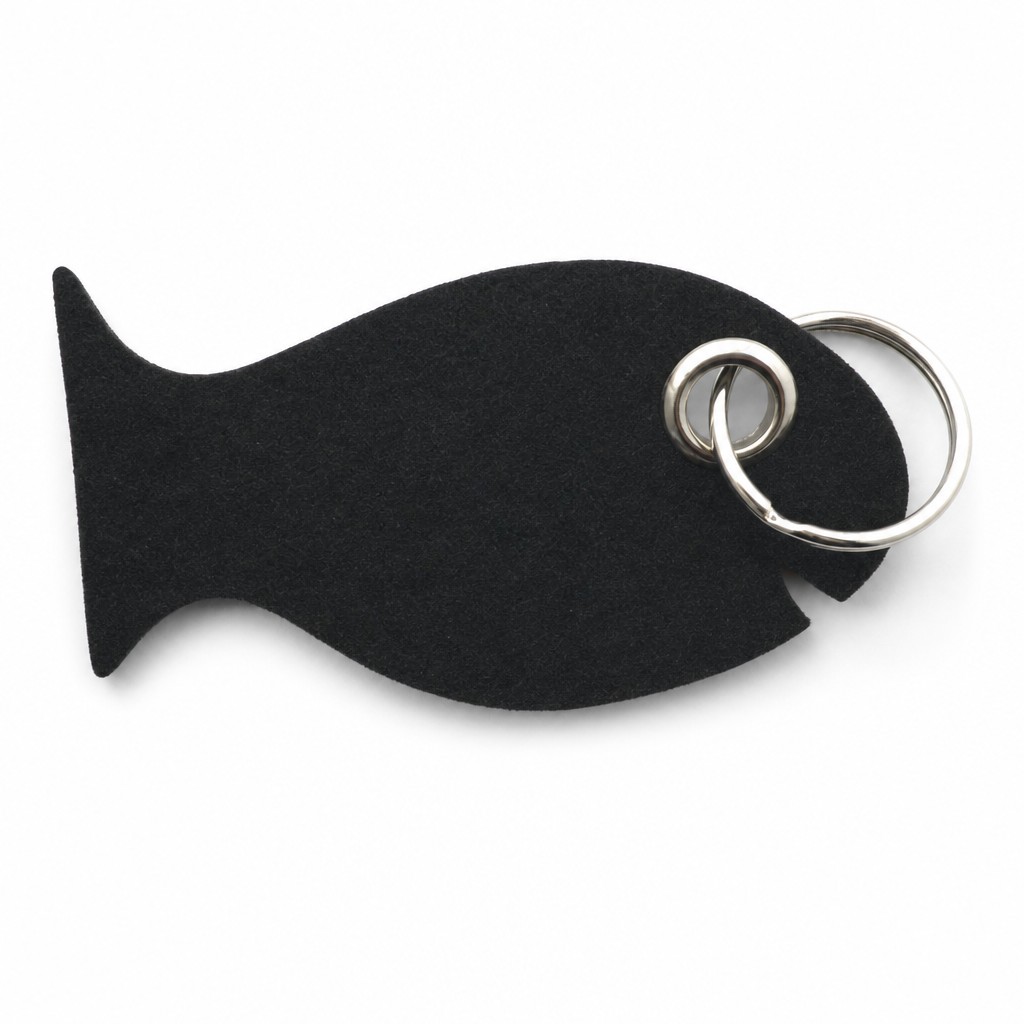 Filz-Schlüsselanhänger Fisch in Schwarz mit Metallöse und Schlüsselring – Werbeartikel aus 3 mm Filz (mit KI bearbeitetes Bild)