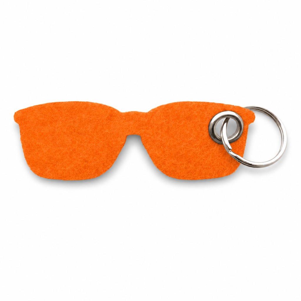 Filz-Schlüsselanhänger Brille in Orange mit Metallöse und Schlüsselring – Werbeartikel aus 3 mm Filz (mit KI bearbeitetes Bild)