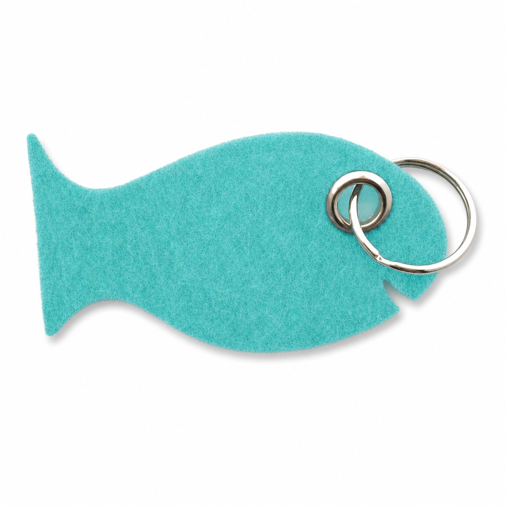 Filz-Schlüsselanhänger Fisch in Türkis mit Metallöse und Schlüsselring – Werbeartikel aus 3 mm Filz (mit KI bearbeitetes Bild)